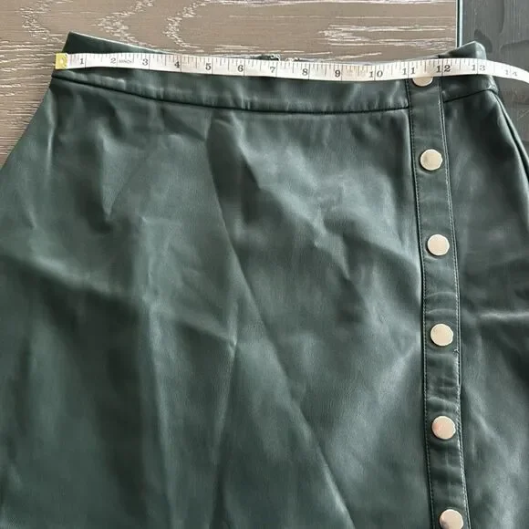 Bar lll Women’s Size 4 Green Faux Vegan Leather Mini Skirt Silver-Tone Rivets - Picture 3 of 12